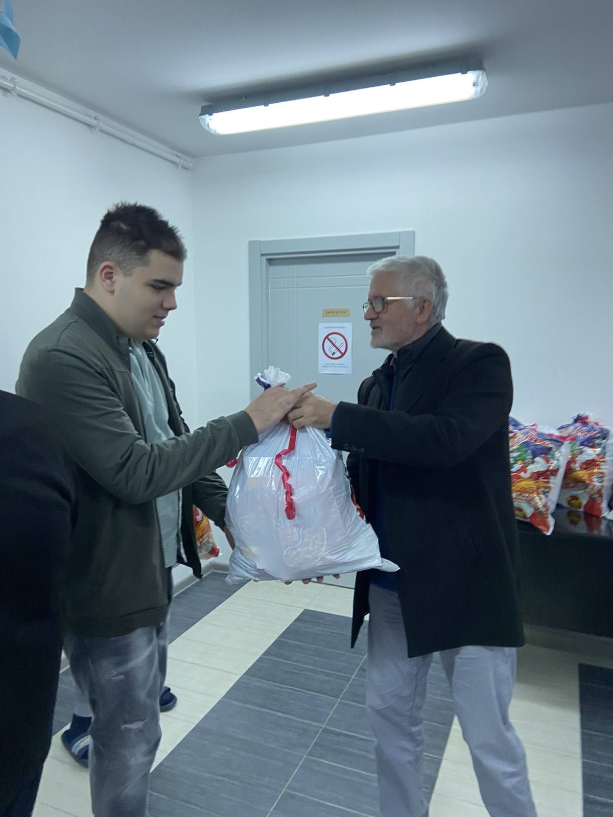 Подршка Општине Рума – новогодишњи пакети за кориснике установе